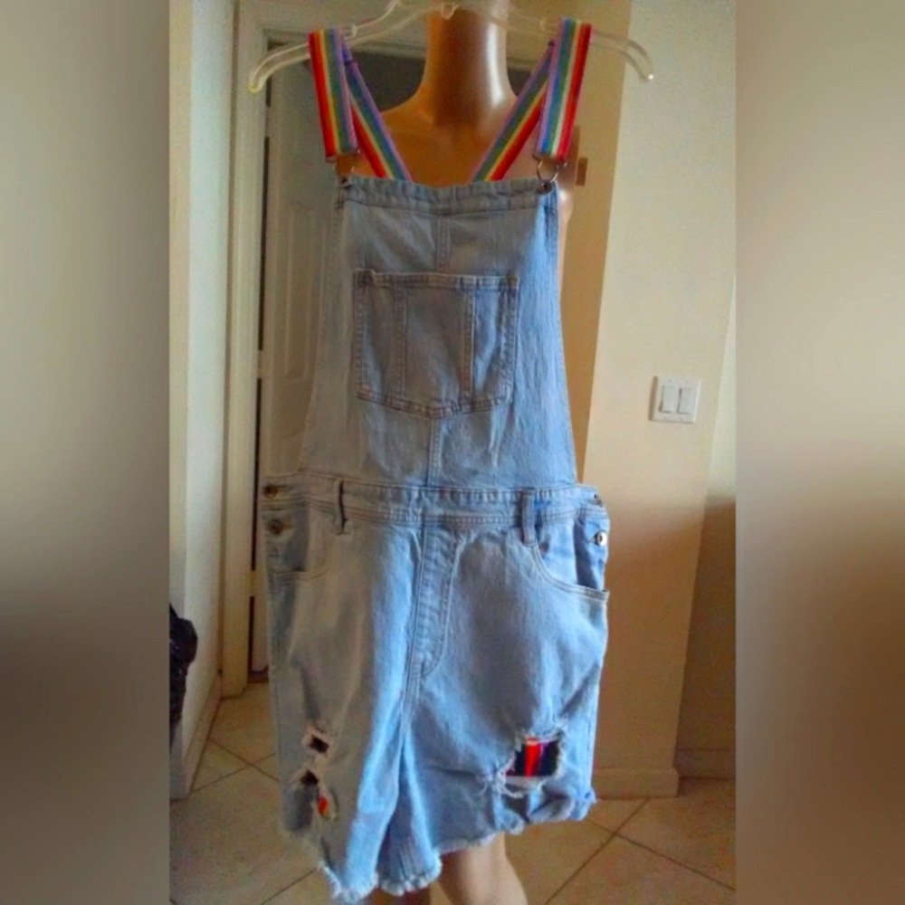 BNWOT OVERALL SHORTS W/ MULTI COLOR STRIPED STRAPS DISTRESSED W/ COLOR PATCHES L